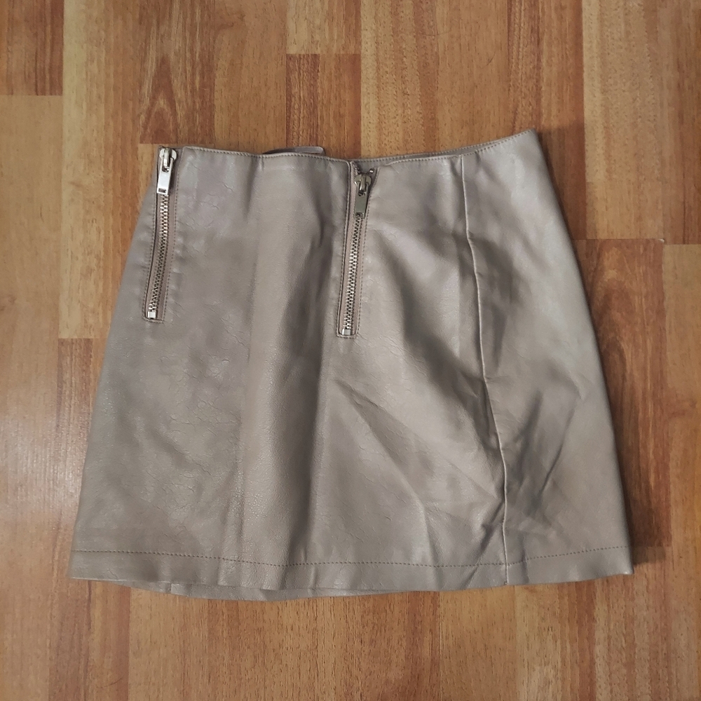 Forever 21 beige faux leather mini skirt with zipper detail Sz small